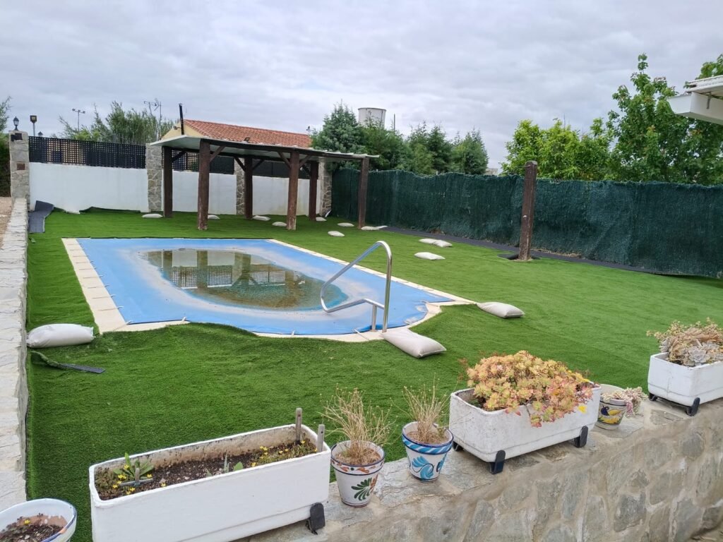 Instalación del modelo Bravo en jardín